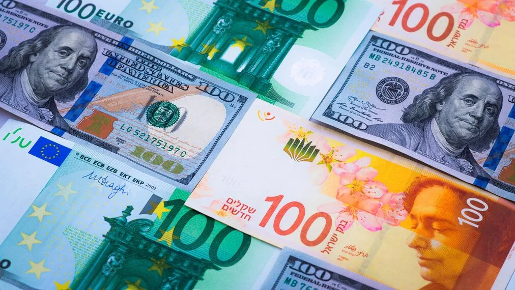 ارتفاع الدولار بعد تلميحات المركزي بتسريع خفض الفائدة
