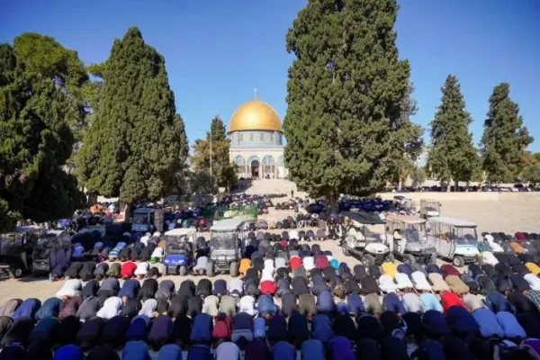 65 ألفا يؤدون الجمعة في المسجد الأقصى