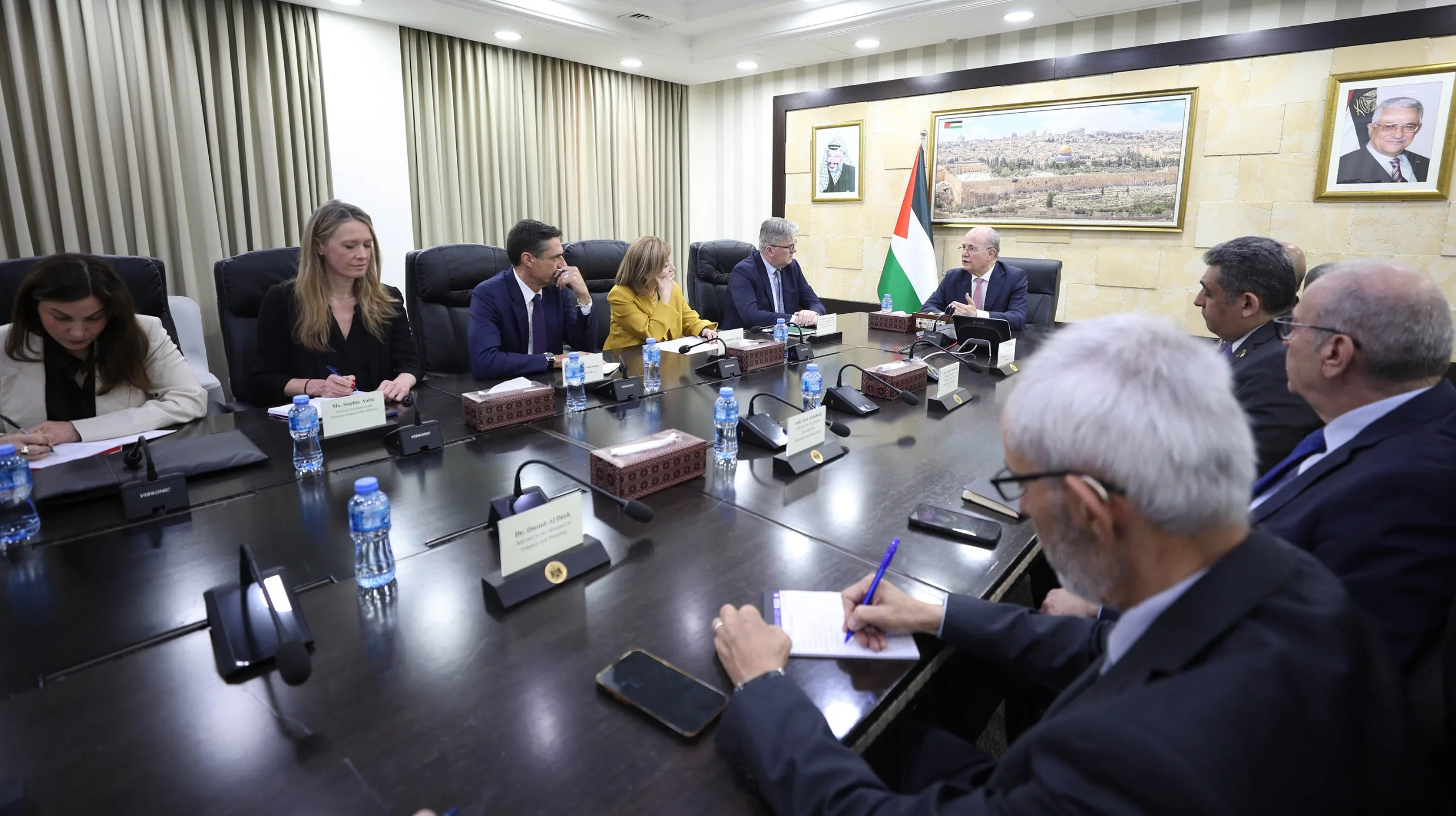 رئيس الوزراء يلتقي وفدًا أوروبيًا رفيع المستوى على هامش اجتماع منصة الاستثمار الأوروبية الفلسطينية