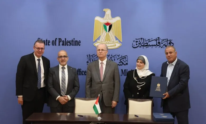 برعاية رئيس الوزراء: توقيع اتفاقيات منح بنحو 10 ملايين دولار لدعم مشاريع البنية التحتية والصحة والترميم