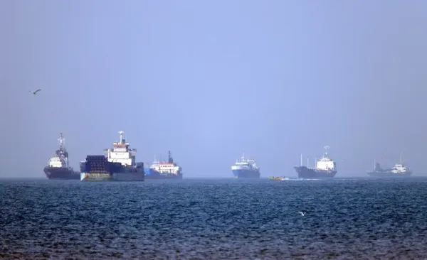 إيران تعلن إغلاق هرمز وواشنطن تصفه بالادعاء الكاذب