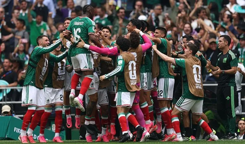 في لقاء البطاقات الحمراء: منتخب المكسيك المستضيف يتجاوز جنوب افريقيا بثنائية