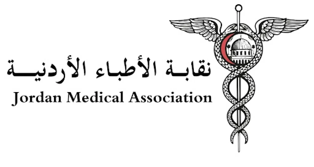 نقابة الأطباء تقرر إيقاف طبيب جراح عن العمل وإغلاق عيادته فوراً بسبب (أفعال تنطوي على خطورة بالغة)