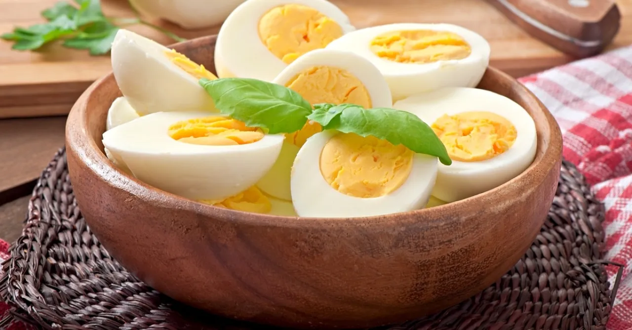 البيض أم الزبادي اليوناني.. أيهما أفضل لإنقاص الوزن؟