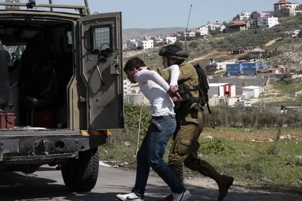 الاحتلال يعتقل 13 مواطناً خلال اقتحامات بالضفة الغربية