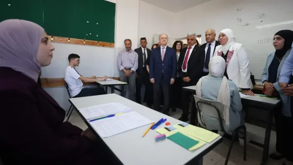 رئيس الوزراء يطلق امتحان الثانوية العامة من قريتي المغير وأبو فلاح
