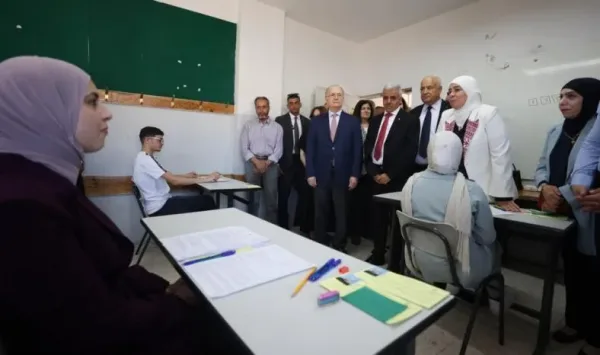 رئيس الوزراء يطلق امتحان الثانوية العامة من قريتي المغير وأبو فلاح