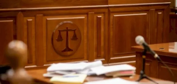 استغل نومها وانقض عليها بالطعنات.. الجنايات الكبرى تقضي بإعدام أردني شنقاً لقتله شقيقته