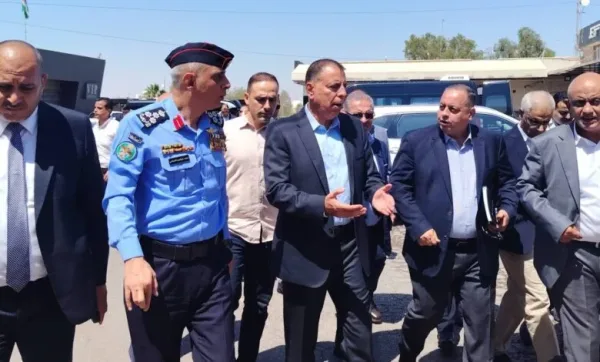 زيارة مفاجئة.. وزير الداخلية الأردني يتفقد جسر الملك حسين للمرة الثانية خلال أسبوع