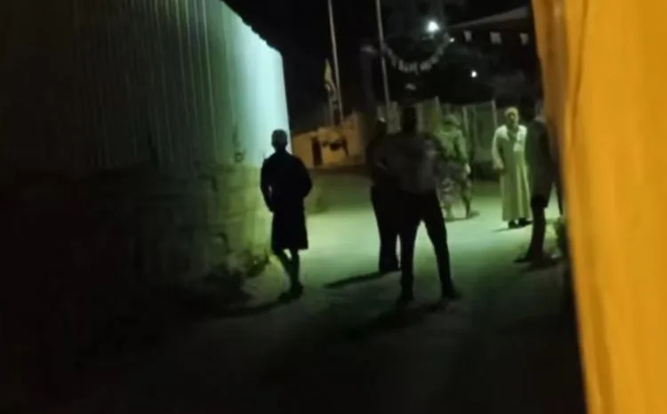 جيش الاحتلال ومستوطنون يقتحمون مسجد الرأس في الخليل ويغلقونه أمام المصلين
