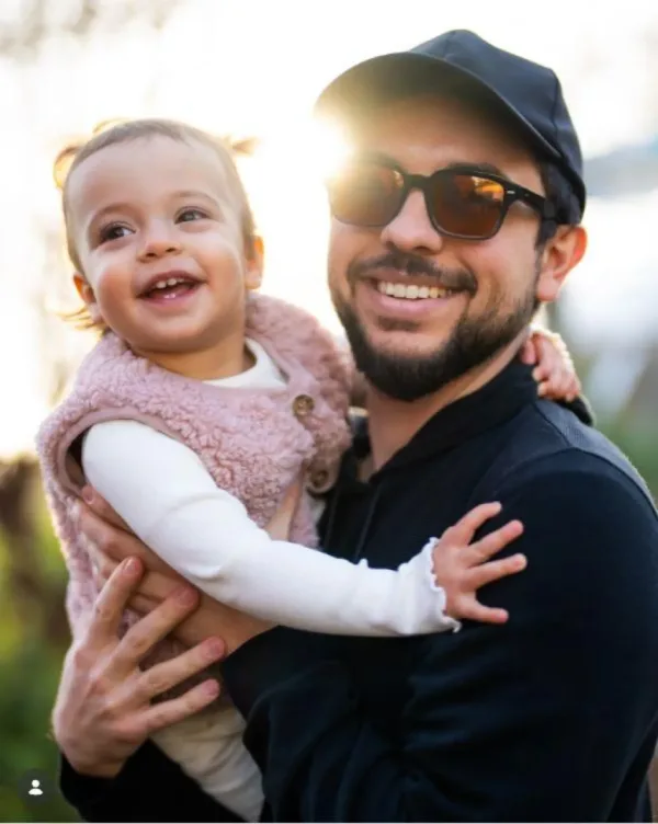 الملكة رانيا تهنئ ولي العهد الحسين بعيد ميلاده الـ32