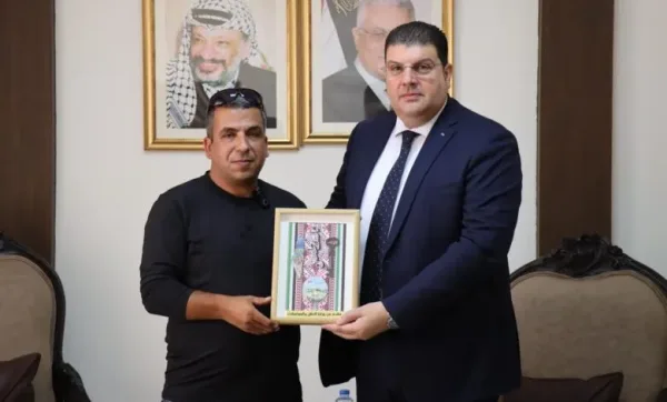 وزير النقل والمواصلات يكرّم سائقًا أعاد أمانة بقيمة 40 ألف شيكل إلى صاحبها