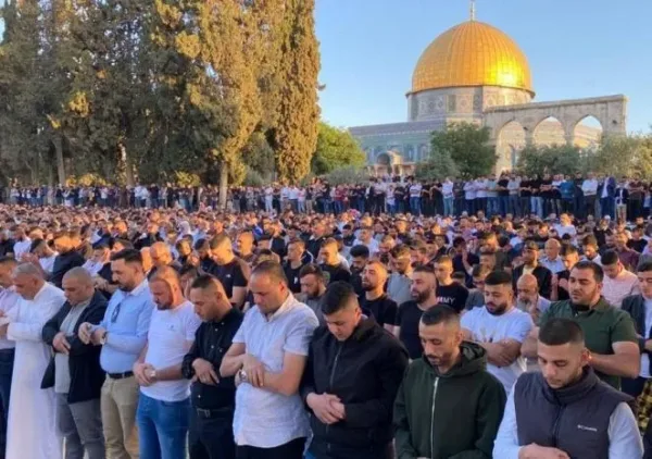 70 ألفا يؤدون صلاة الجمعة في الأقصى وقوات الاحتلال تعتقل المفتي محمد حسين