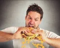 تأكل بسرعة؟.. اكتشف التأثير المفاجئ لهذه العادة في صحتك