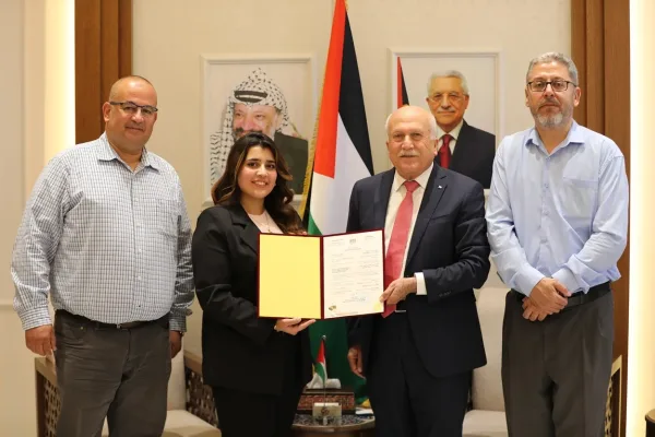 الوزير العامور يسلم شهادة براءة اختراع لمنهجية مبتكرة في إنشاء مناطق التخطيط والتطوير المشترك