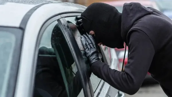 عصابة تسرق مركبات ومحتوياتها باستخدام أجهزة إلكترونية متطورة في نابلس