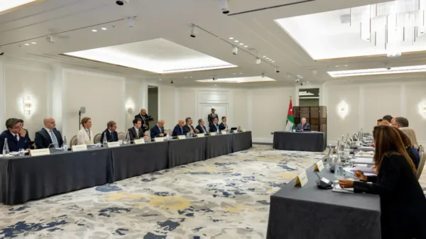 الملك يجتمع في لندن برؤساء شركات كبرى لبحث آفاق توسيع التعاون الاقتصادي