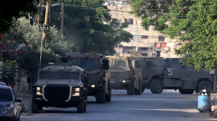 الجيش يعتقل 24 مواطنا من محافظة نابلس ويأخذ قياسات منزل تمهيدا لهدمه
