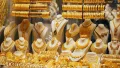 الذهب يتراجع مع صعود الدولار والنفط يهبط بأكثر من دولار