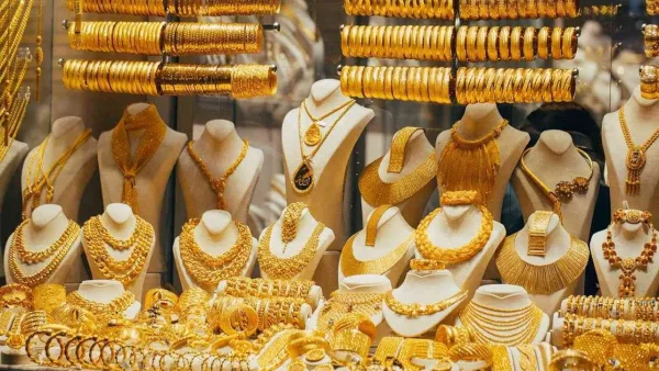 الذهب يتراجع مع صعود الدولار والنفط يهبط بأكثر من دولار