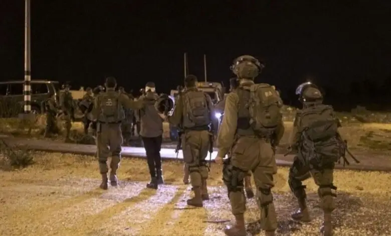 حملة اعتقالات ومداهمات واسعة بالضفة والقدس: 18 معتقلاً وتحويل منازل لثكنات للتحقيق الميداني