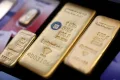 الذهب يرتفع مع تراجع النفط بعد تأجيل هجوم إيران