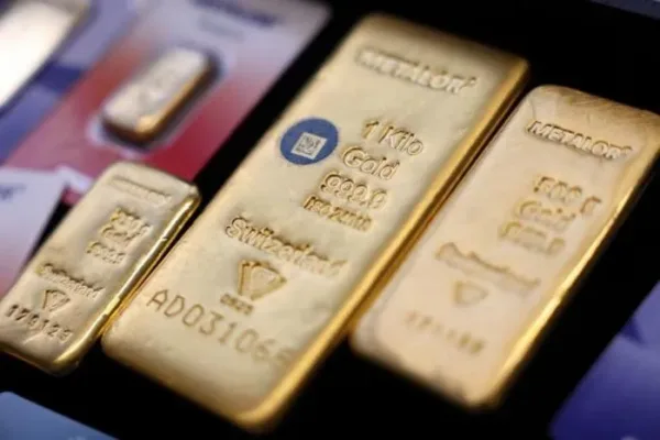 الذهب يرتفع مع تراجع النفط بعد تأجيل هجوم إيران
