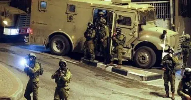اقتحامات واعتداءات ليلية مكثفة.. الجيش يداهم عدة مناطق بالضفة ويخضع مواطنين للتحقيق الميداني