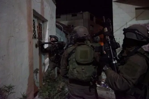 الجيش يشن اقتحامات واعتقالات وسط مواجهات في عدة مناطق بالضفة