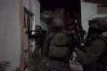 الجيش يشن اقتحامات واعتقالات وسط مواجهات في عدة مناطق بالضفة