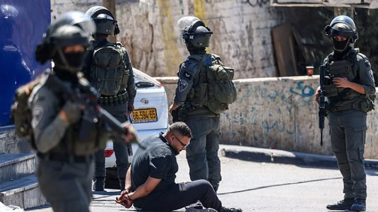 مداهمات واعتقالات ومواجهات في الضفة والقدس