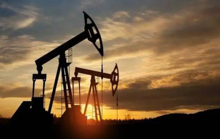 النفط يرتفع فوق 100 دولار للبرميل وسط مخاوف بشأن الإمدادات
