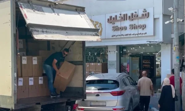 الخليل تصدّر أول شحنة أحذية فلسطينية إلى “أمازون” الأمريكية