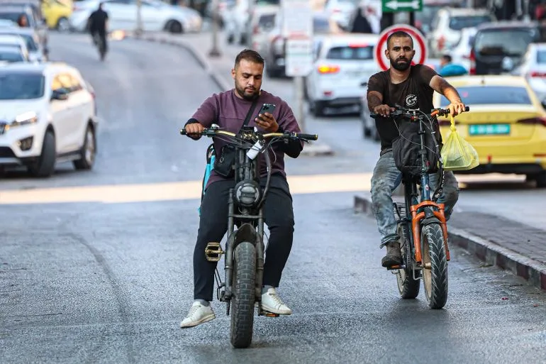 16 عاماً حداً أدنى و25 كم/ساعة للسرعة: تنظيم جديد للدراجات والسكوترات الكهربائية في فلسطين