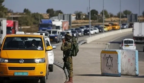 تقرير: 925 حاجزا وبوابة عسكرية تعيد تشكيل الجغرافيا الفلسطينية في الضفة