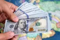 الدولار عند أعلى مستوى في 17 شهرا مع تراجع اليورو