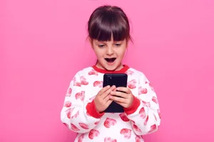 طفلك يرفض ترك الهاتف؟ جربي هذه الطريقة بدلاً من سحب الجهاز فجأة