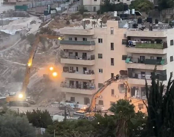 الجيش الاسرائيلي يهدم بناية سكنية من 5 طوابق في بلدة الطور بالقدس