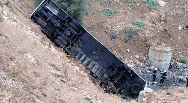 الأردن.. وفاة شخص وإصابة أربعين آخرين َ إثر تدهور حافلة على طريق المطار