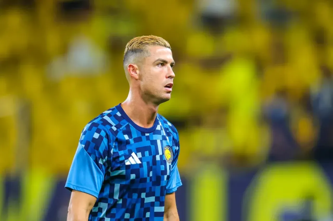 غادر معسكر البرتغال بصخب.. رونالدو يعود إلى النصر بقصة شعر جديدة