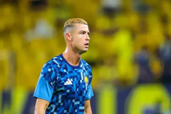 غادر معسكر البرتغال بصخب.. رونالدو يعود إلى النصر بقصة شعر جديدة