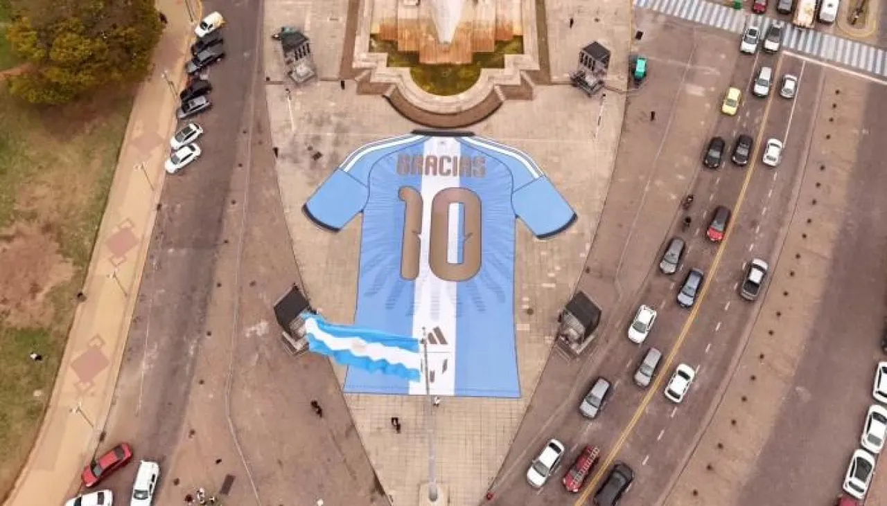 «شكرا يا 10».. روزاريو تودع ميسي بقميص عملاق (فيديو)