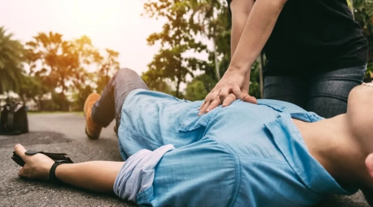شخص ينهار أمامك فجأة.. خطوات قد تساعد في إنقاذ حياته