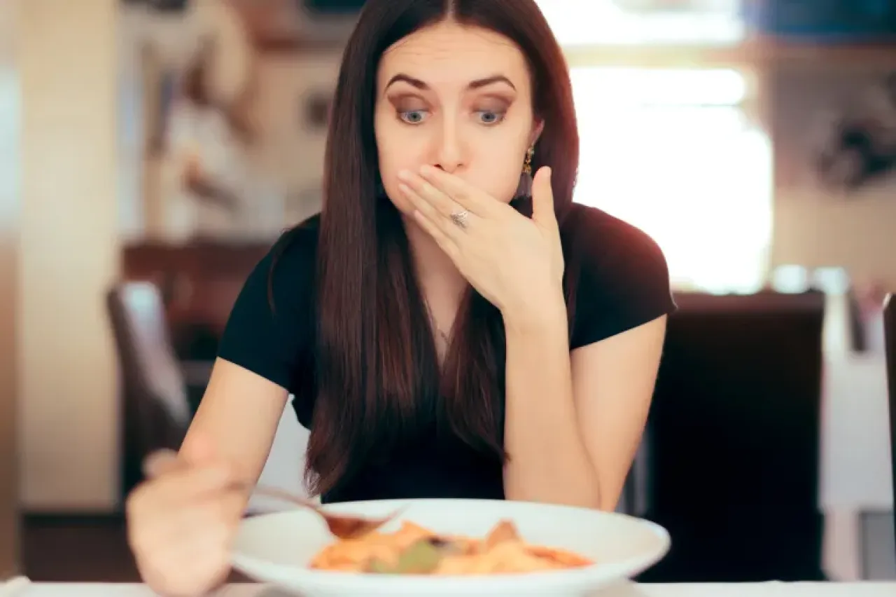 تشبع بعد لقيمات قليلة.. علامات خطورة يجب تجاهلها