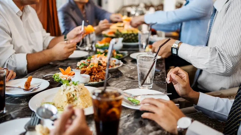 عشاؤك في هذا الوقت قد يربك جسمك.. خبراء يكشفون الموعد الأفضل