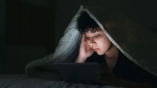 هل تمنح طفلك هاتفاً في سن 12؟.. دراسة تكشف مفاجأة بشأن اضطرابات الأكل