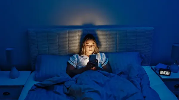 حين يعلو صوت القلق مع الظلام.. لماذا يهاجمك الأرق في الليل؟