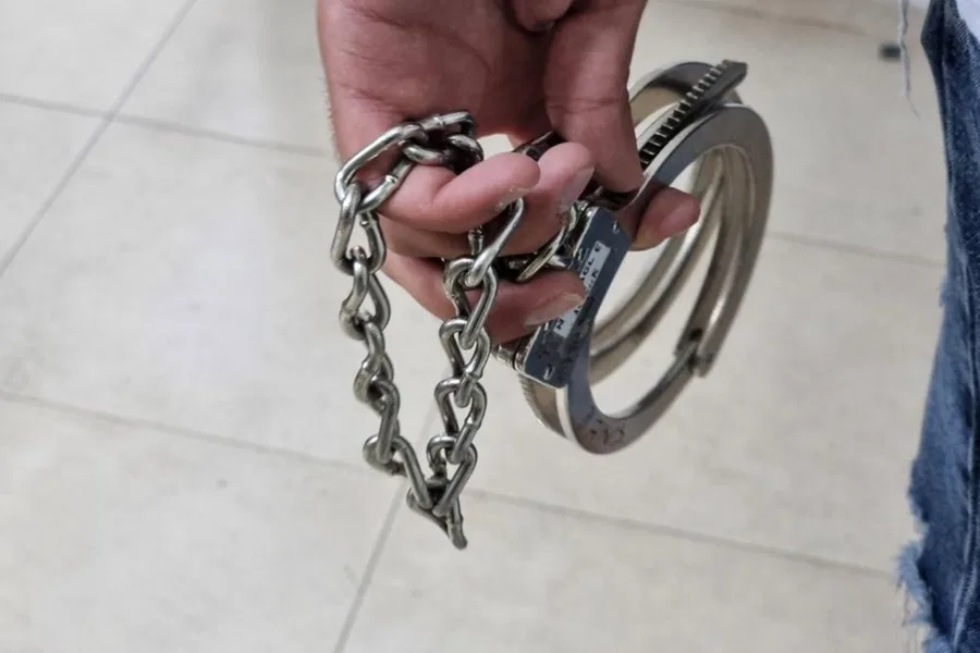 استدرجا سائقي سيارتي أجرة.. اعتقال مشتبه بهما بتنفيذ عمليتي سطو في الضفة الغربية
