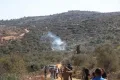 إصابة صحفي بالرصاص المطاطي وعشرات بالاختناق خلال اعتداء الاحتلال على قاطفي الزيتون في دير أبو مشعل