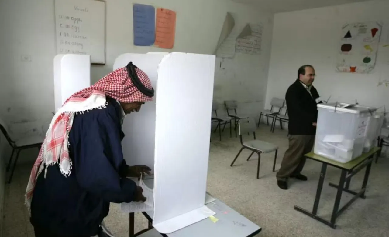 فرنسا تدعو السلطة الفلسطينية إلى التراجع عن تأجيل الانتخابات